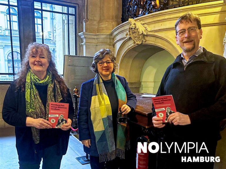 Vertrauenspersonen von NOlympia Hamburg reichen beim Senat eine Stellungnahme für das Inforheft des Bürgerschaftsreferendum zur Olympia-Bewerbung ein.
