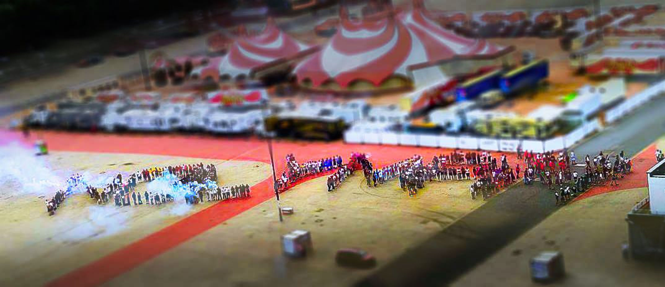 Auf dem Heiligengeistfeld vor dem Millerntor formen Fans des FC Sankt Pauli den Schriftzug "NOlympia". Das Bild ist stark bearbeitet.